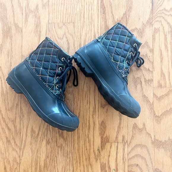 SPERRY Syren Black/Rainbow Stitch Port Duck Boot Kids' Sz US 2M - Picture 3 of 5